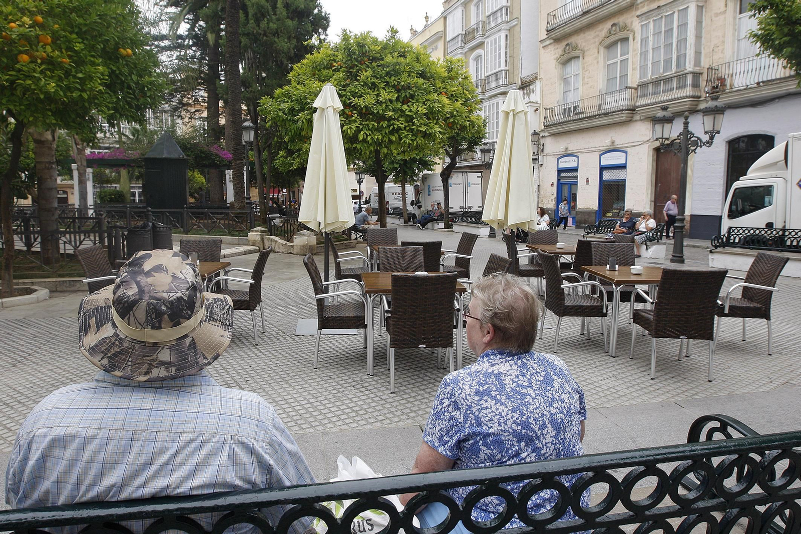 Mesas de un restaurante en la plaza de Candelaria.