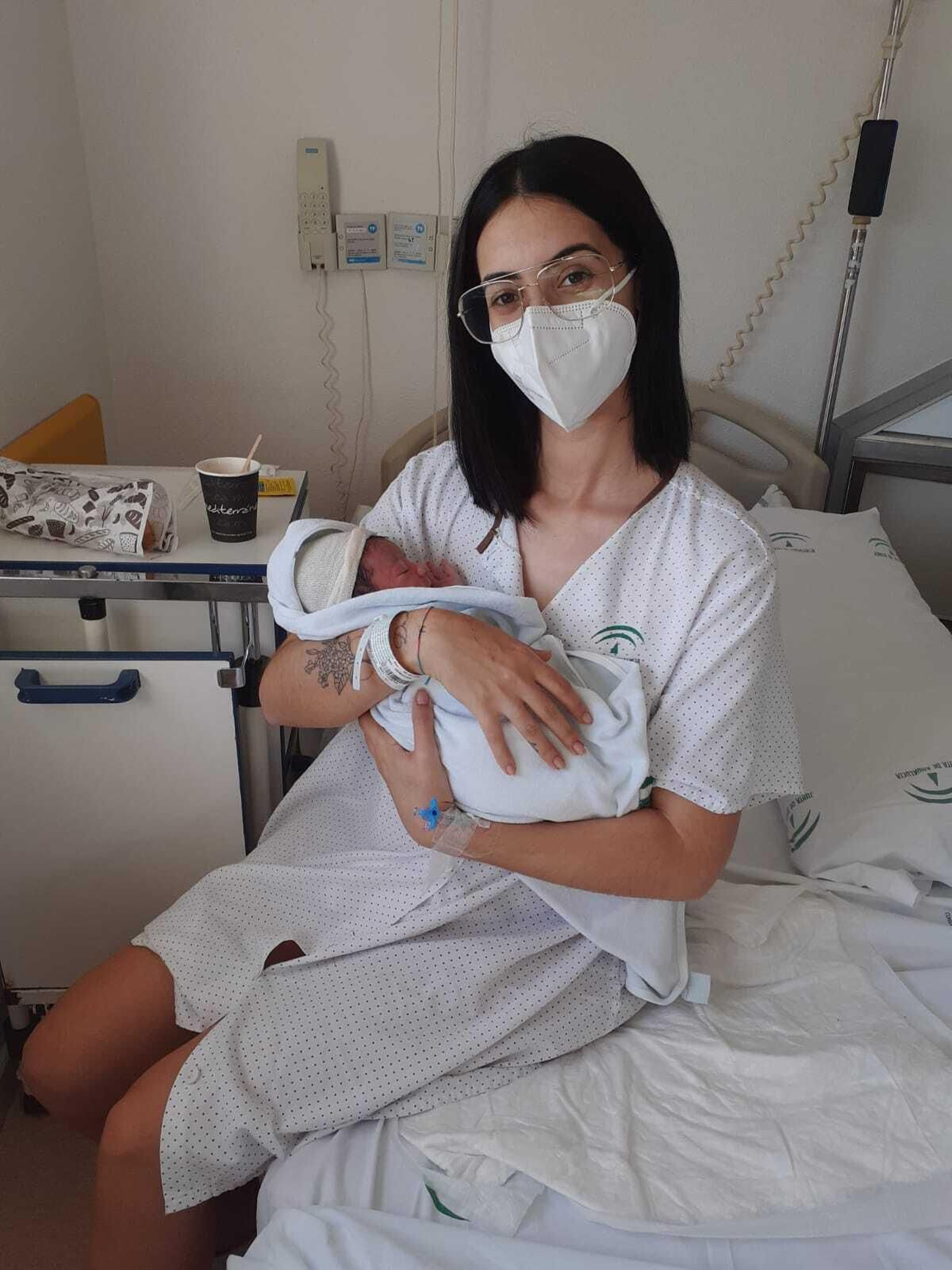 Paula, con su recién nacido en brazos.