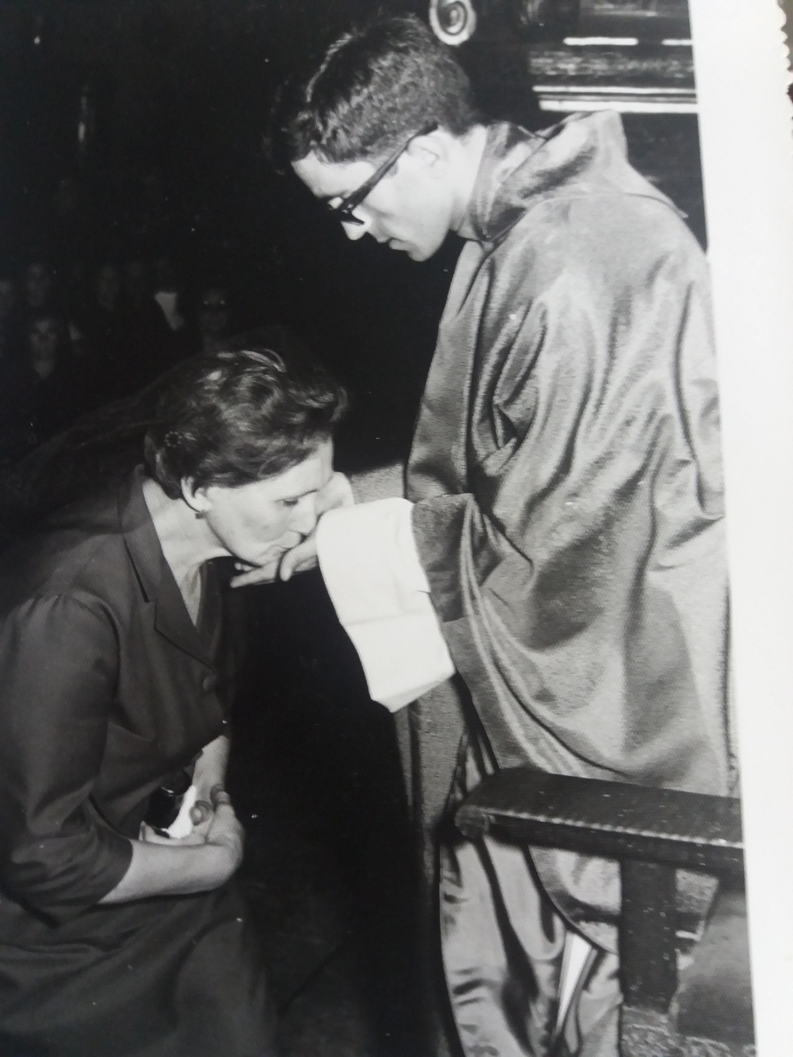 Su madre le besa la mano tras ser ordenado sacerdote