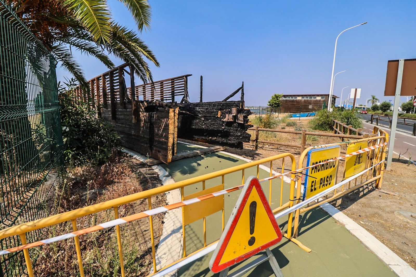 Obras de reconstrucción de la pasarela peatonal del Odiel que salió ardiendo.