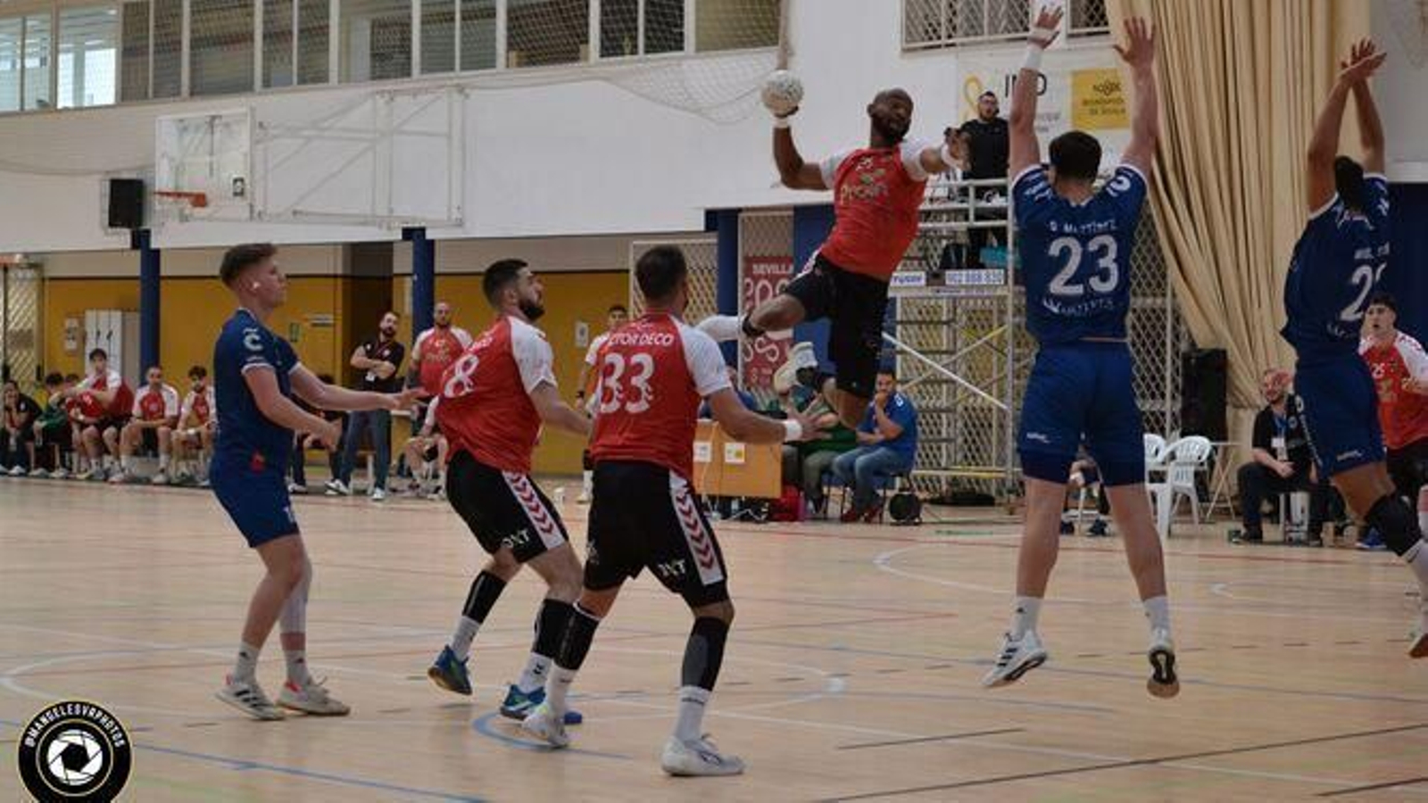 Dilan Belacazar pega un gran salto para anotar uno de sus goles.