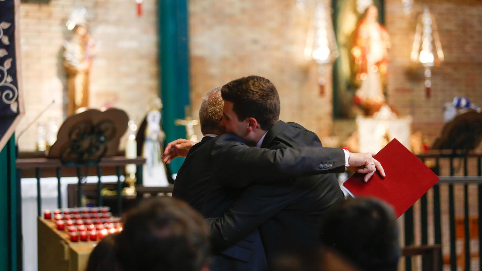 Los dos David Mota, padre e hijo, se abrazan durante el acto.
