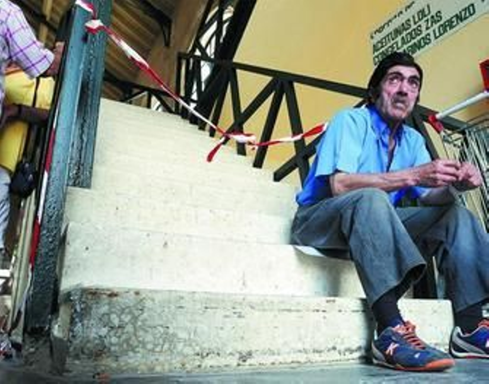 La escalera que conduce a los servicios está cerrada por obras, como se comprueba en esta fotografía captada ayer a mediodía.