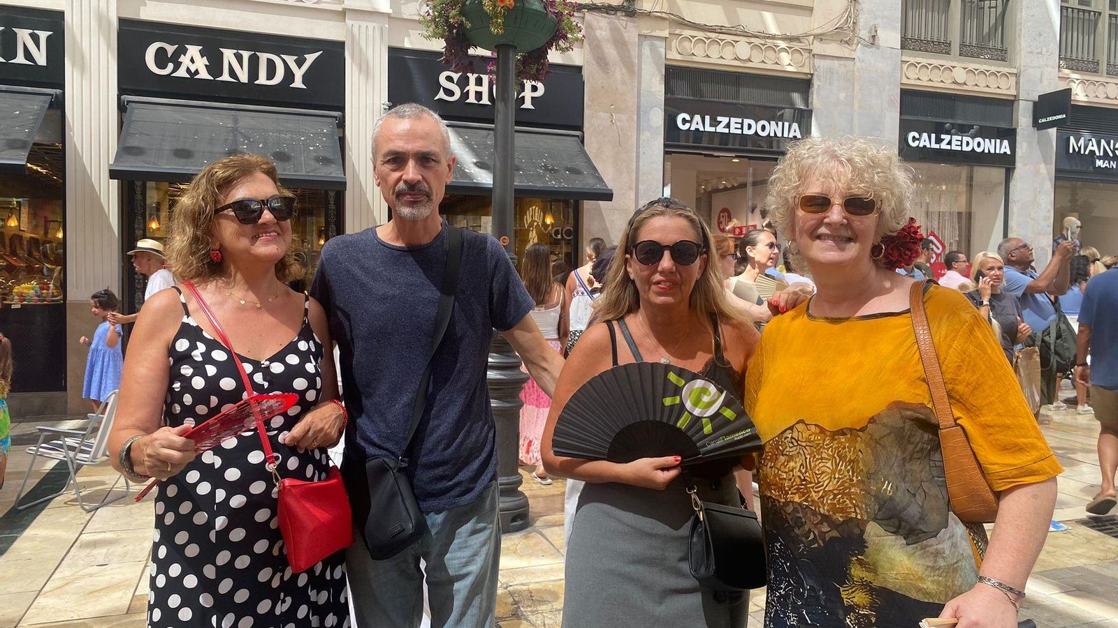 María con sus familiares y amigos disfrutando de la Feria en calle Larios. María con sus familiares y amigos disfrutando de la Feria en calle Larios.