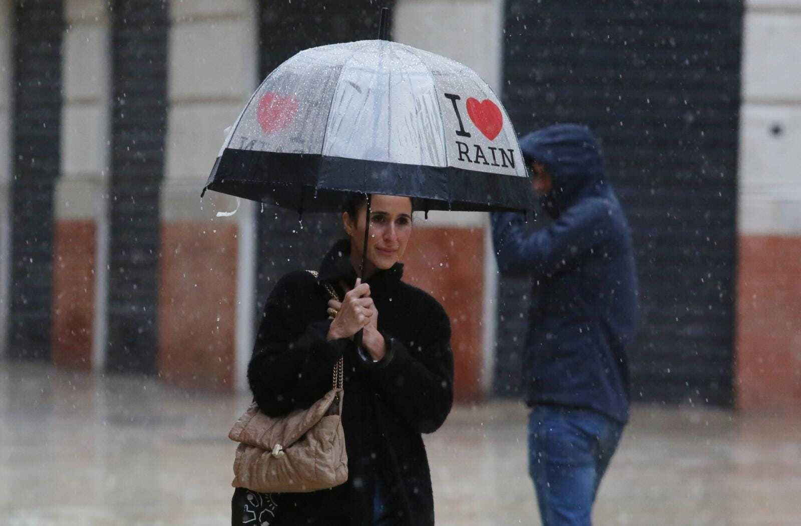 Lluvias en Málaga: La borrasca Celia saca por fin los paraguas en la provincia
