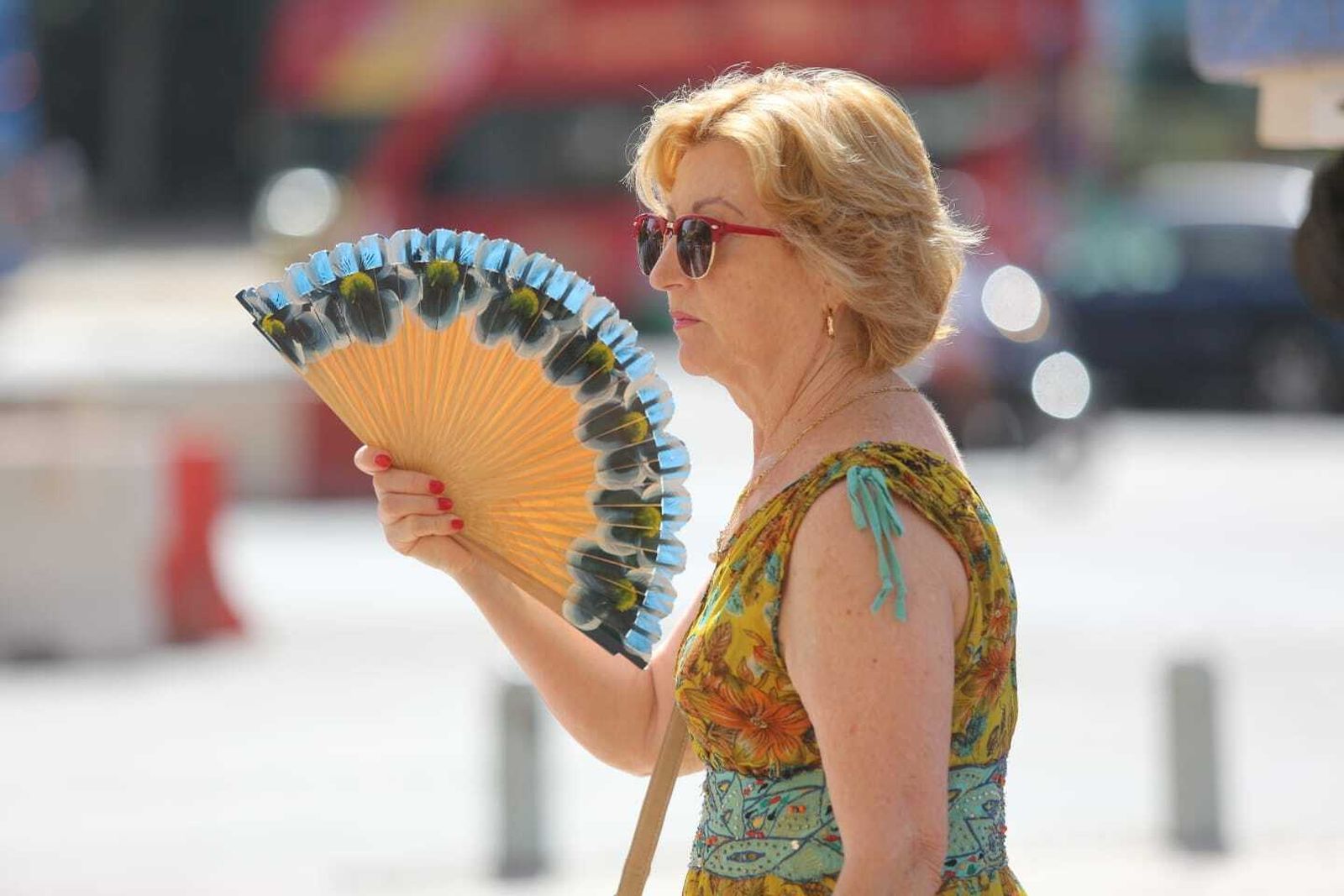 Una mujer combate el calor con un abanico en la capital.