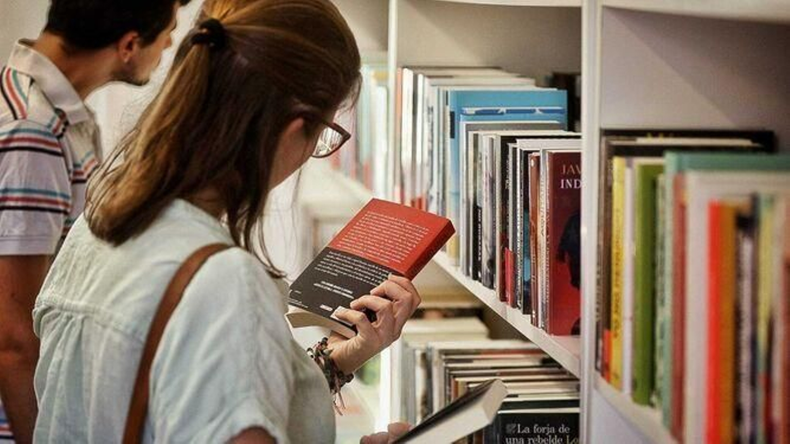 Una imagen de archivo de una biblioteca. Una imagen de archivo de una biblioteca.