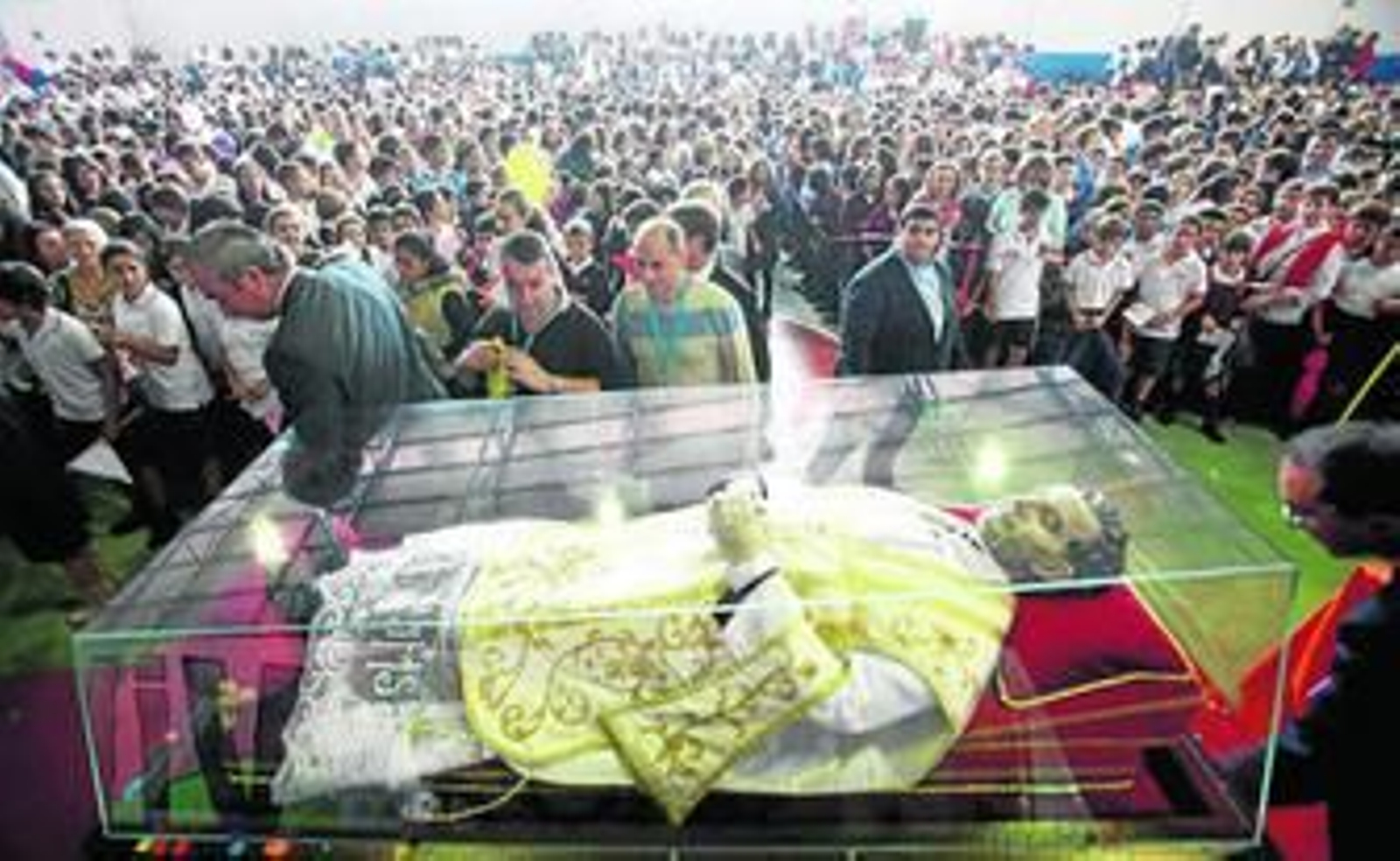 La urna con la reliquia de Don Bosco ayer en el pabellón de Salesianos ante alumnos de este centro, de María Auxiliadora y otros colegios religiosos.