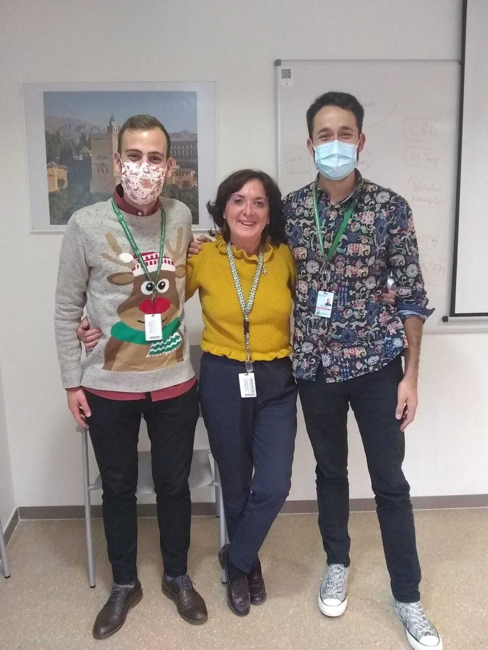 Javier Jiménez, residente de Psicología, se fotografía junto a un compañero y a la adjunta de Psicología clínica Maria Dolores Fernández