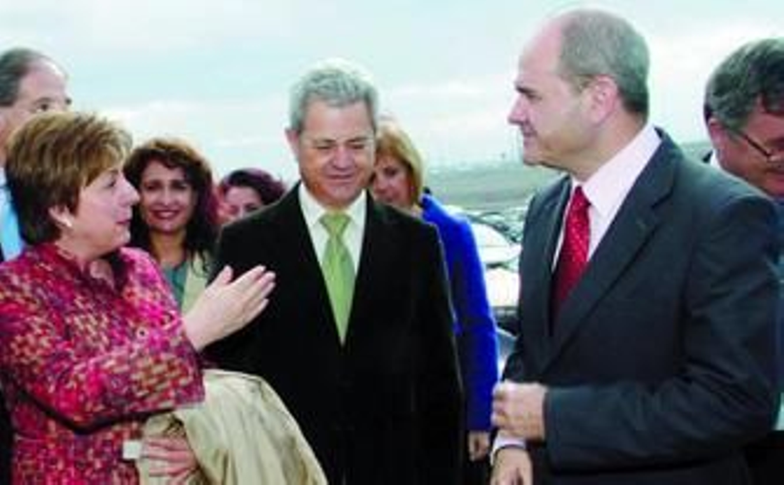 Chaves, a su llegada saluda a los consejeros Martínez, Montero, Vallejo y López.