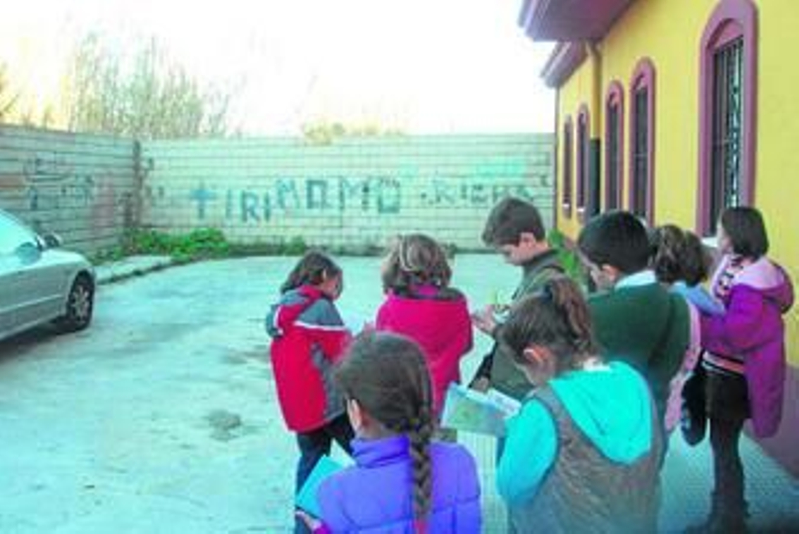 Los menores apuntan deficiencias e ideas para mejorar La Línea en una salida.