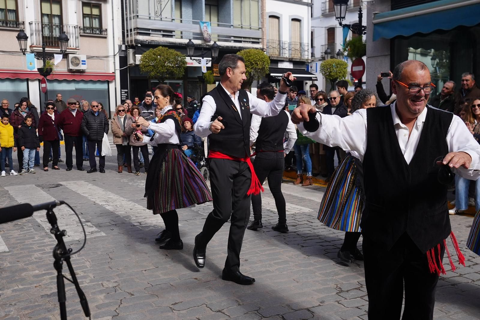 Bailes tradicionales y despedida del carro Virgen de Luna