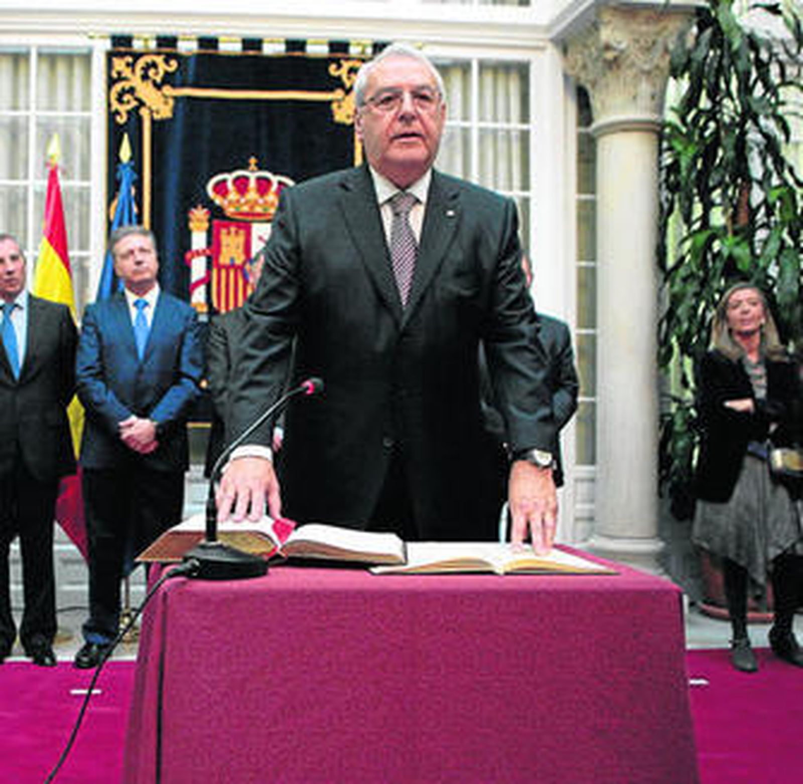 Hernández Mollar, en la jura del cargo, ayer en Sevilla.