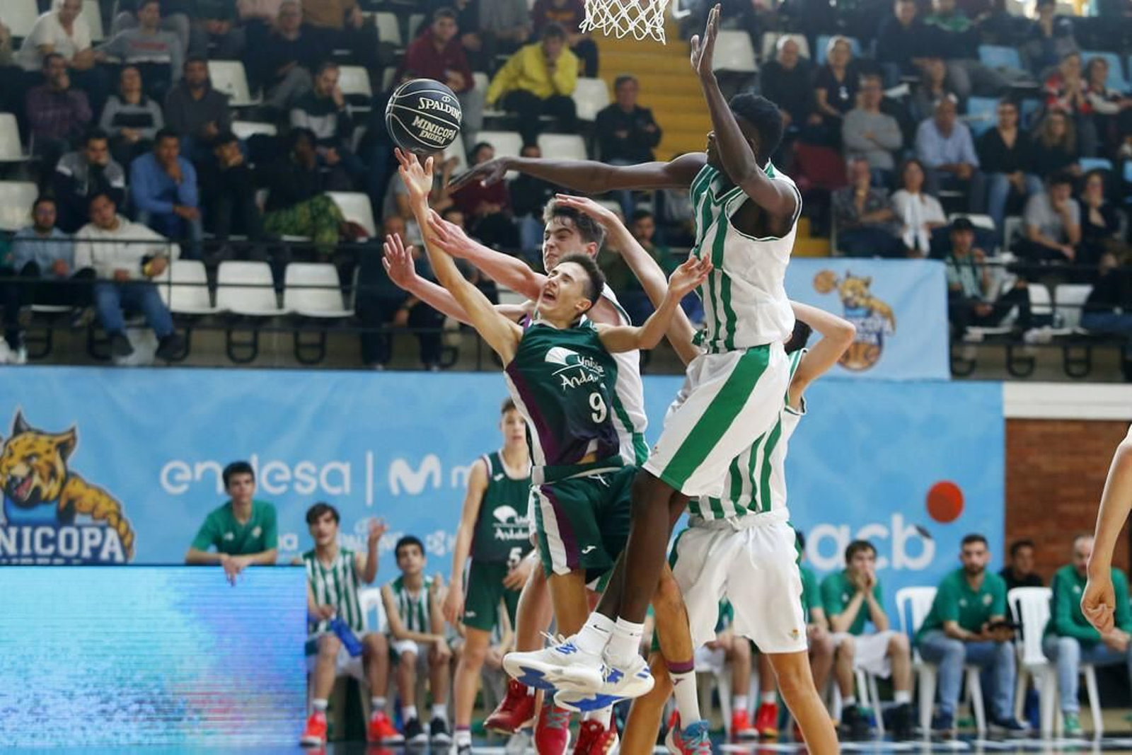 Hugo Vázquez intenta anotar ante dos rivales.