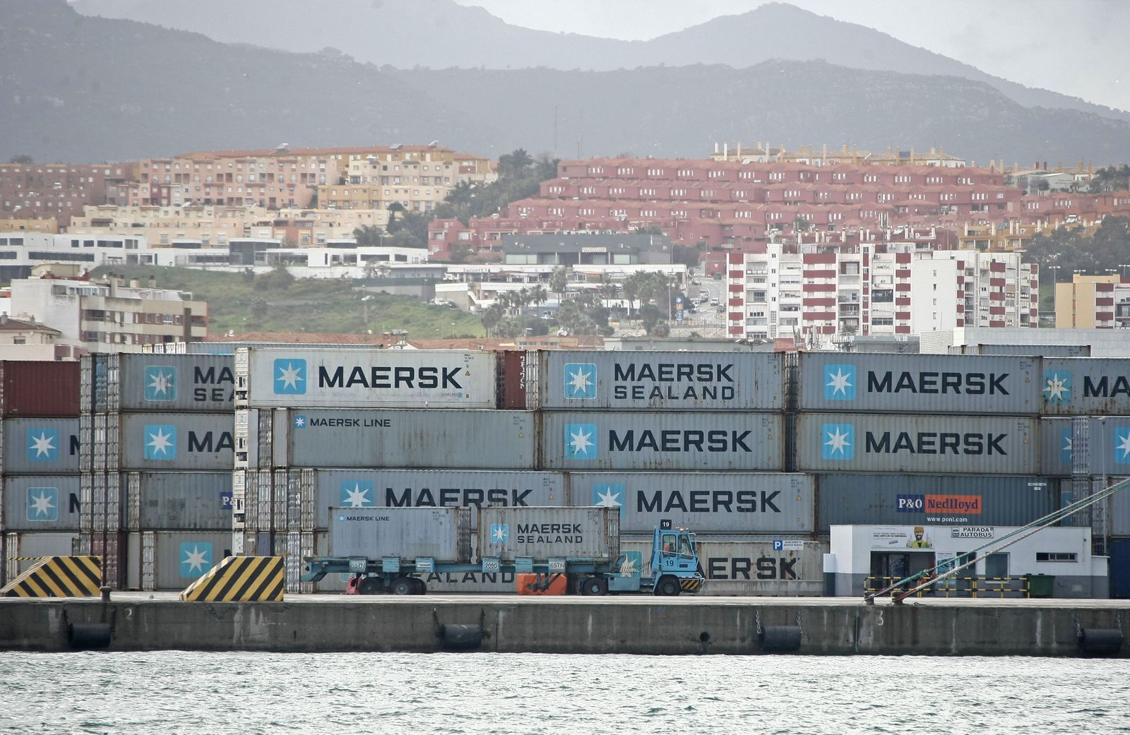 Contendores apilados en el puerto de Algeciras.