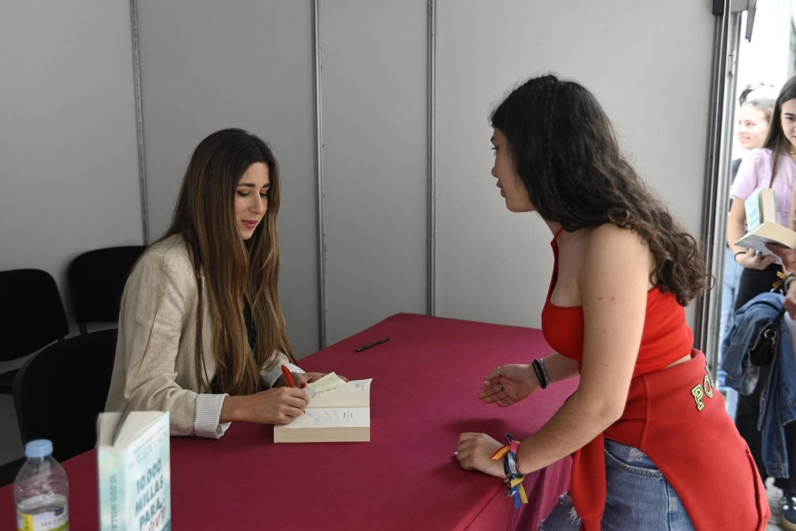 La multitudinaria presentación de Mercedes Ron en la Feria del Libro de Córdoba, en imágenes