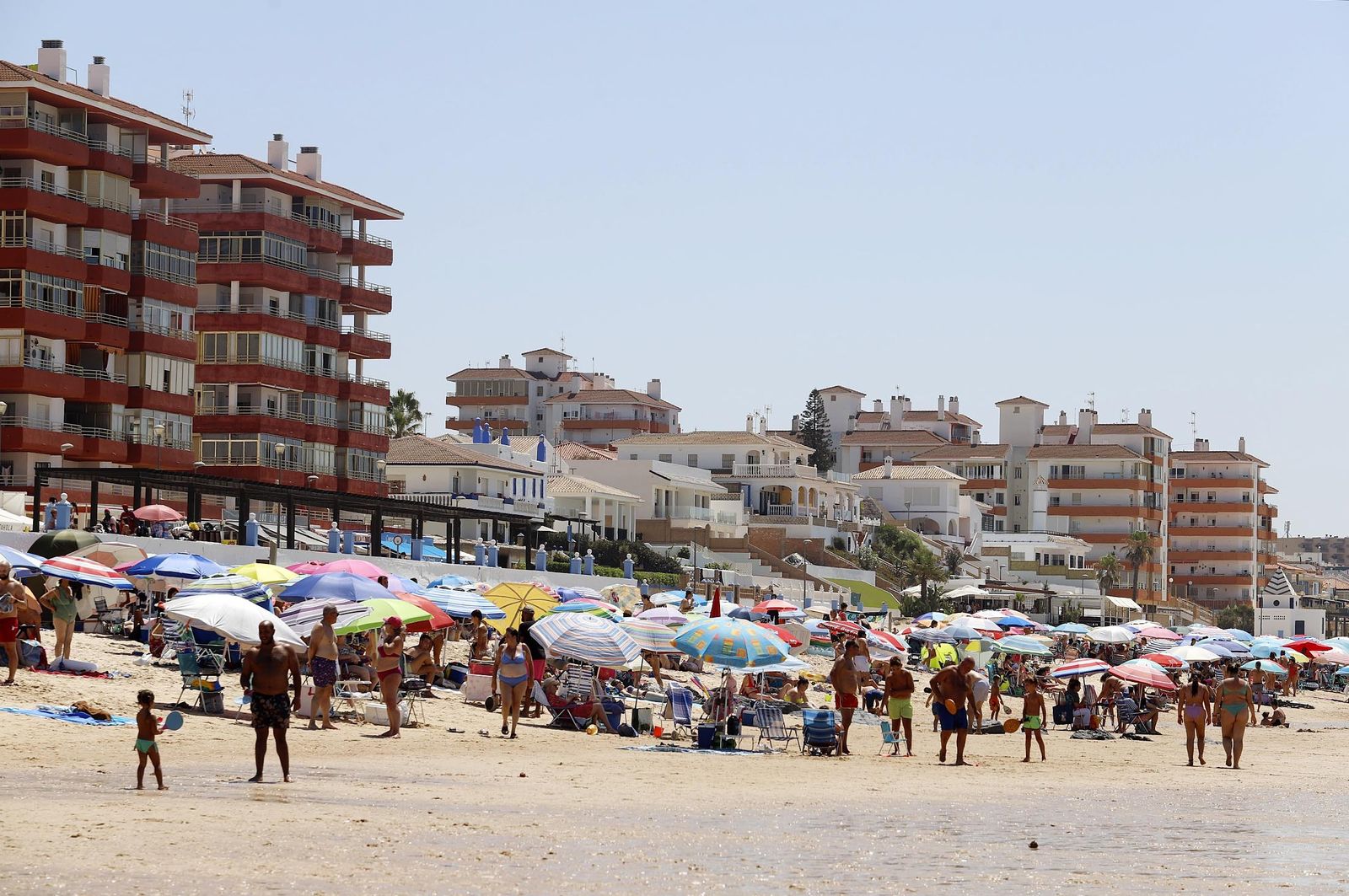 Bloques de viviendas en primera línea de playa en Matalascañas.