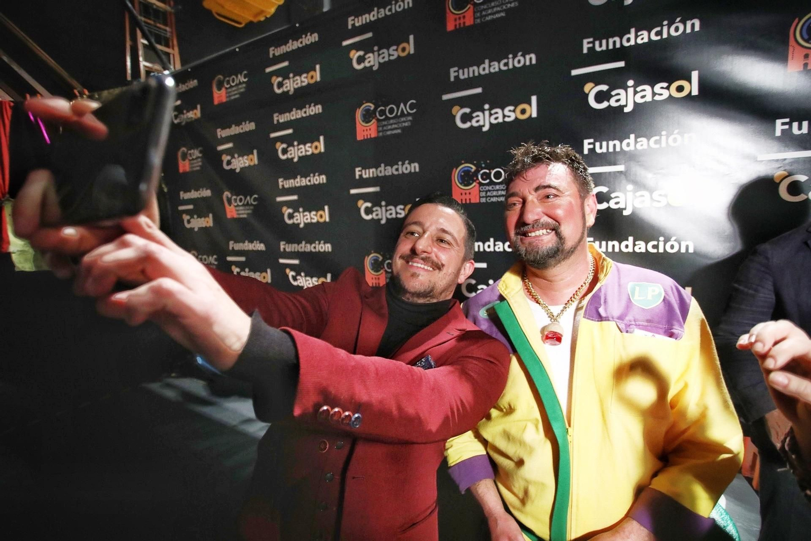 El pregonero, David Palomar, se hace un selfie con Juan Manuel Braza 'El Sheriff'.