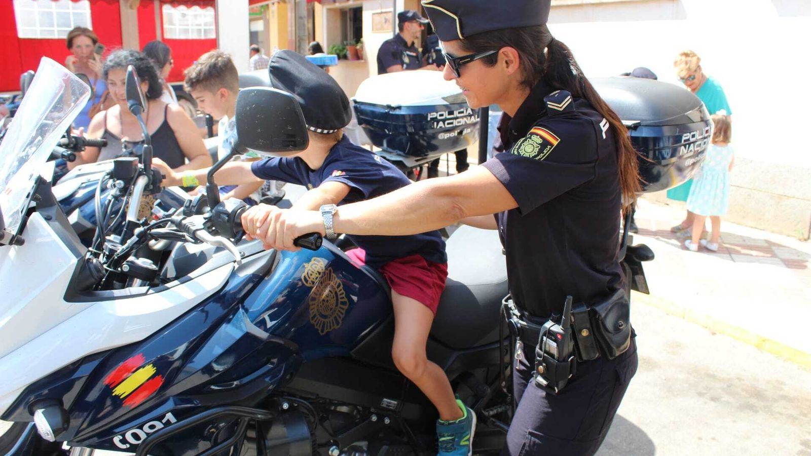 Los más pequeños interactuaron con los vehículos policiales, bajo la atenta mirada de los agentes..
