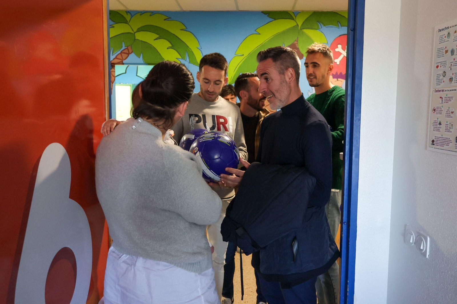Las imágenes de la visita de los jugadores del Recre a los niños hospitalizados en el Juan Ramón Jiménez