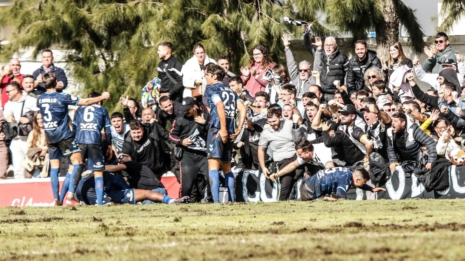 Los jugadores de la Balona celebran con su afición el definitivo 2-4