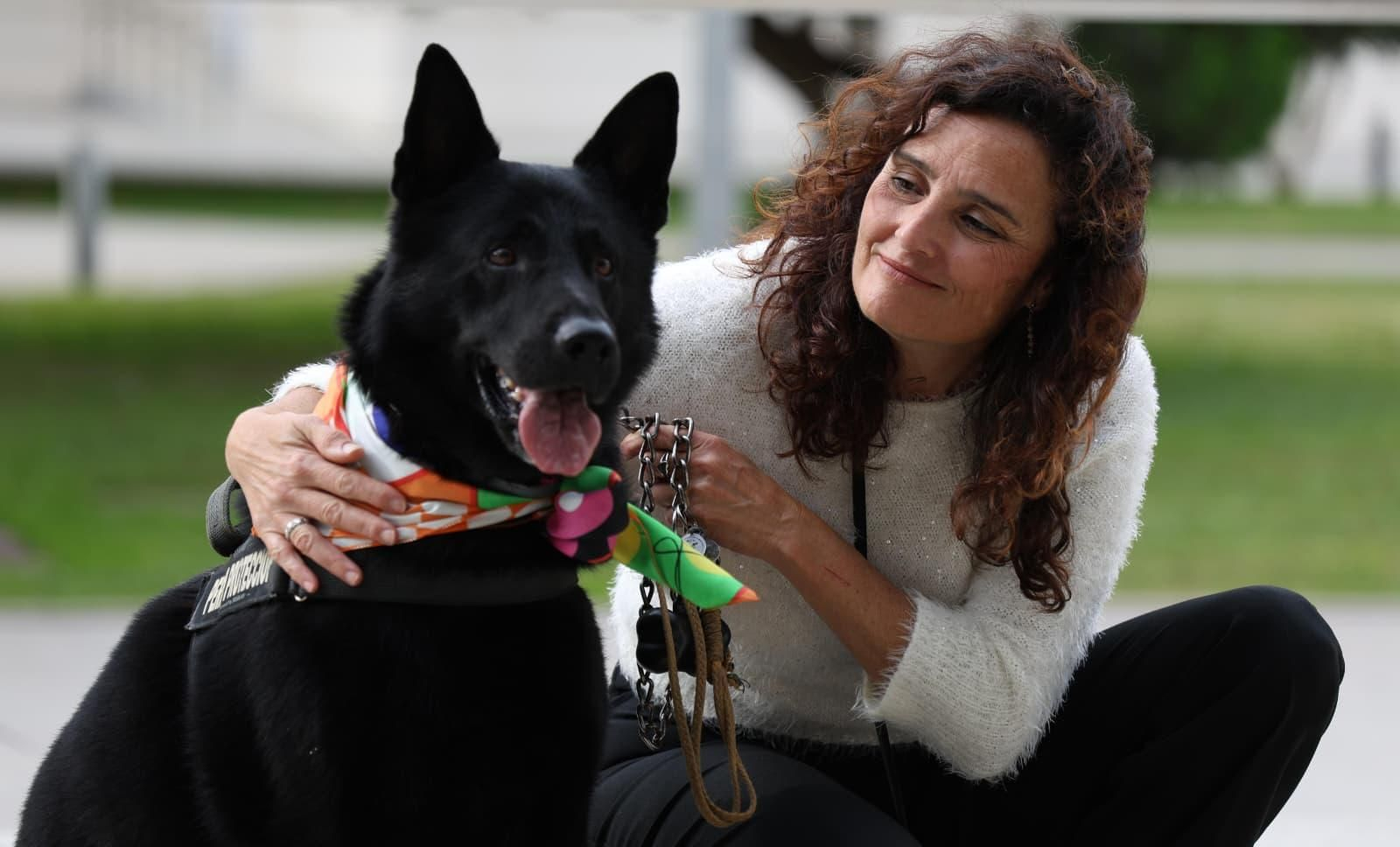 Susana, víctima superviviente de violencia de género, posa junto a su perro de protección