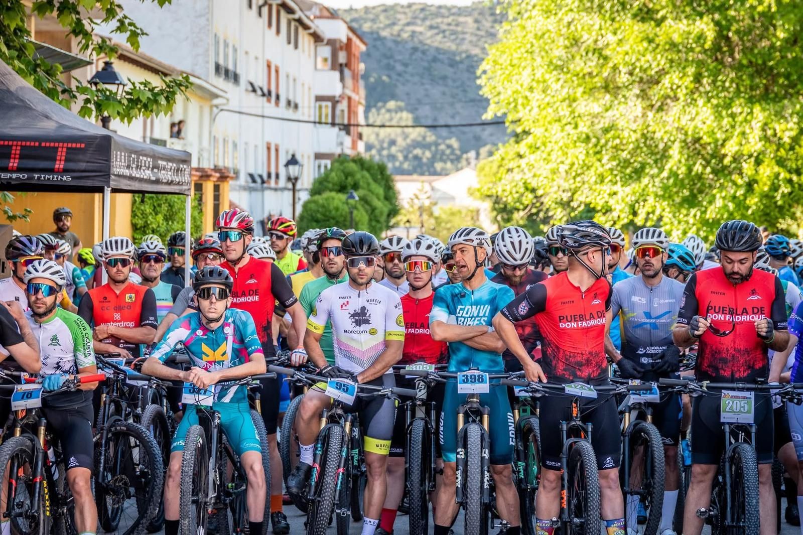 Los participantes antes de iniciar la prueba en la localidad granadina.