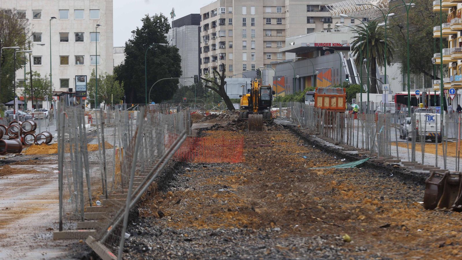 La avenida San Francisco Javier, con un solo árbol en pie en la mediana para el tranvía.