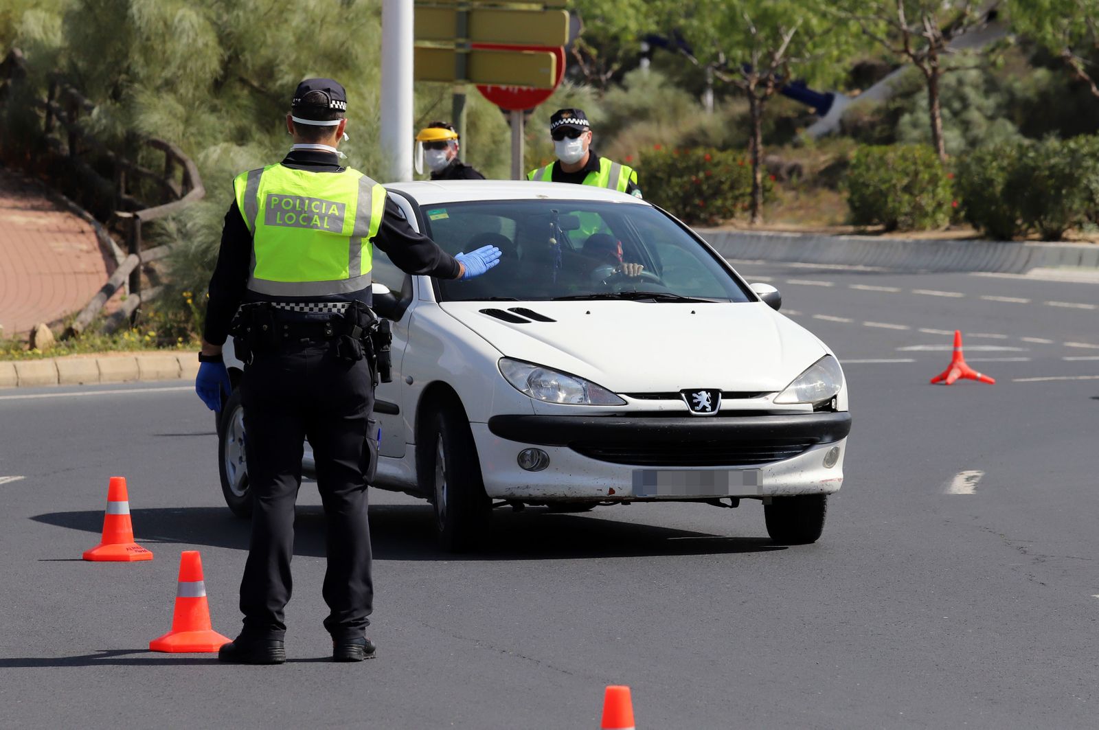 Uno de los controles que hacen agentes de la Policía en el territorio onubense durante estos días.