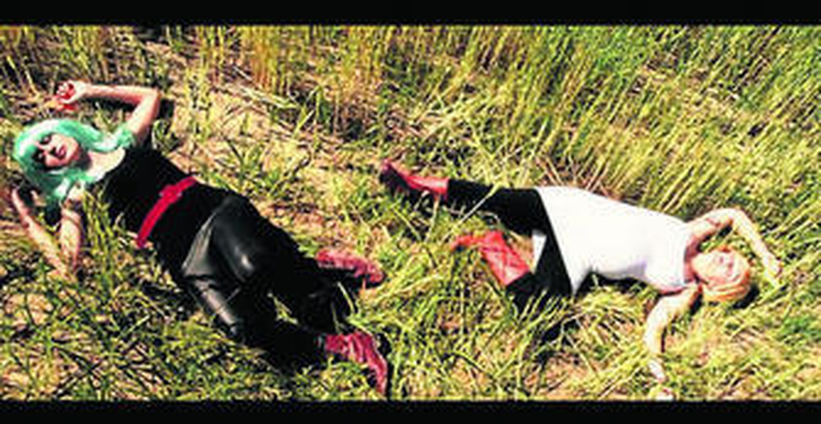 Distintos enfoques. Capturas de dos de las obras seleccionadas por Mariana Hormaechea: arriba, 'El duelo', de Beatriz Sánchez y Verónica Ruth Frías; abajo, sobre estas líneas, la pieza de Javier Artero grabada en la gran escalera de Montjuich.