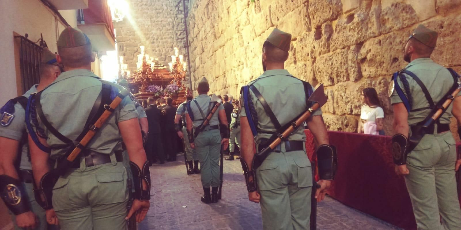 Luto y silencio al paso del yacente en Marbella