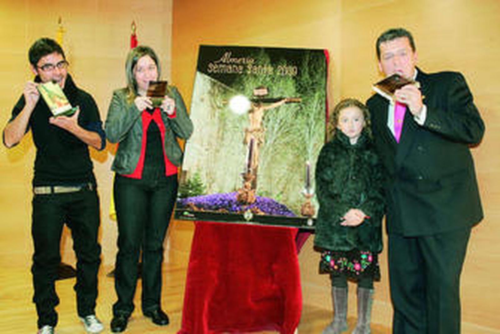 Fran Leonardo, María Molina, y Baltasar Gálvez, junto a su hija Carmen, hacen el gesto de los triunfadores.