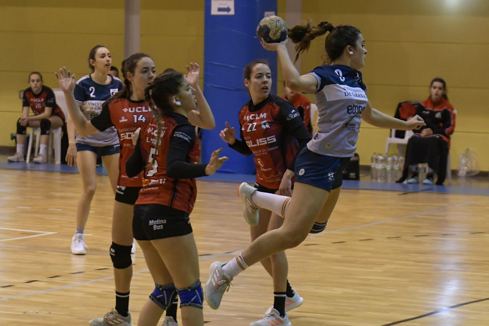 Una jugadora del Universidad de Granada intenta un lanzamiento en un duelo de la presente temporada.