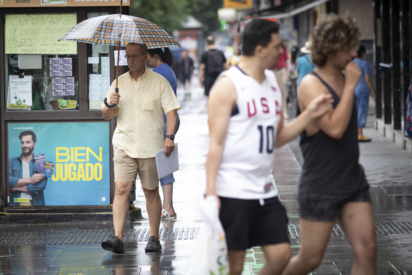Granada da la bienvenida a un verano pasado por agua