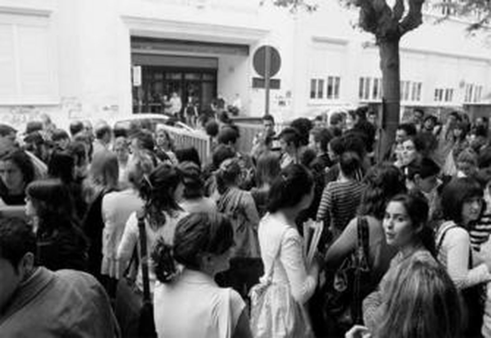 Decenas de estudiantes, a la espera de la reapertura de las aulas.