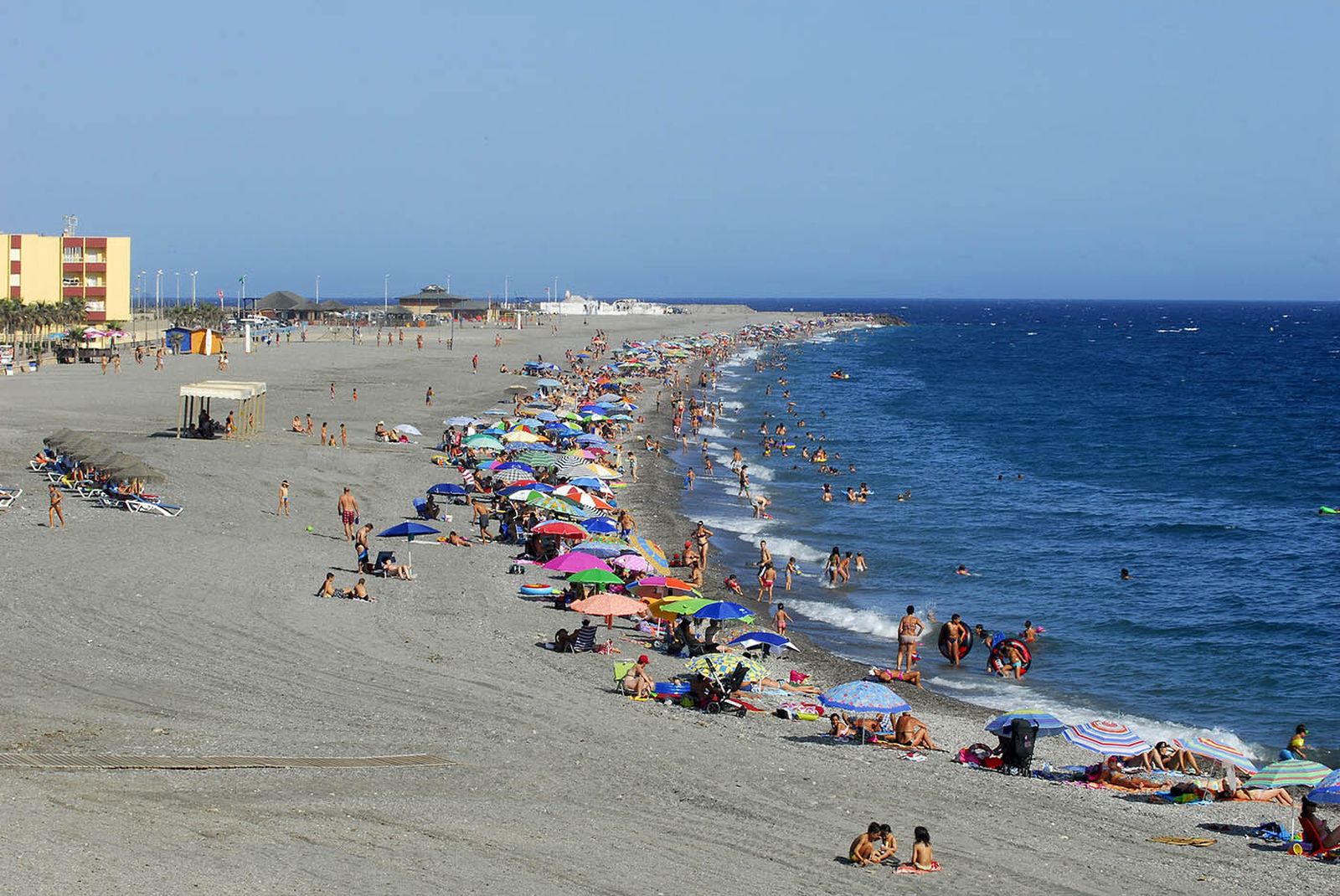 Playa de la Sirena Loca, una de las más célebres de Adra, en el Poniente Almeriense.