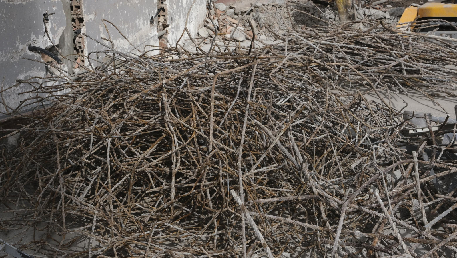 Las mejores imágenes del derribo de la oficina central de Correos en Almería