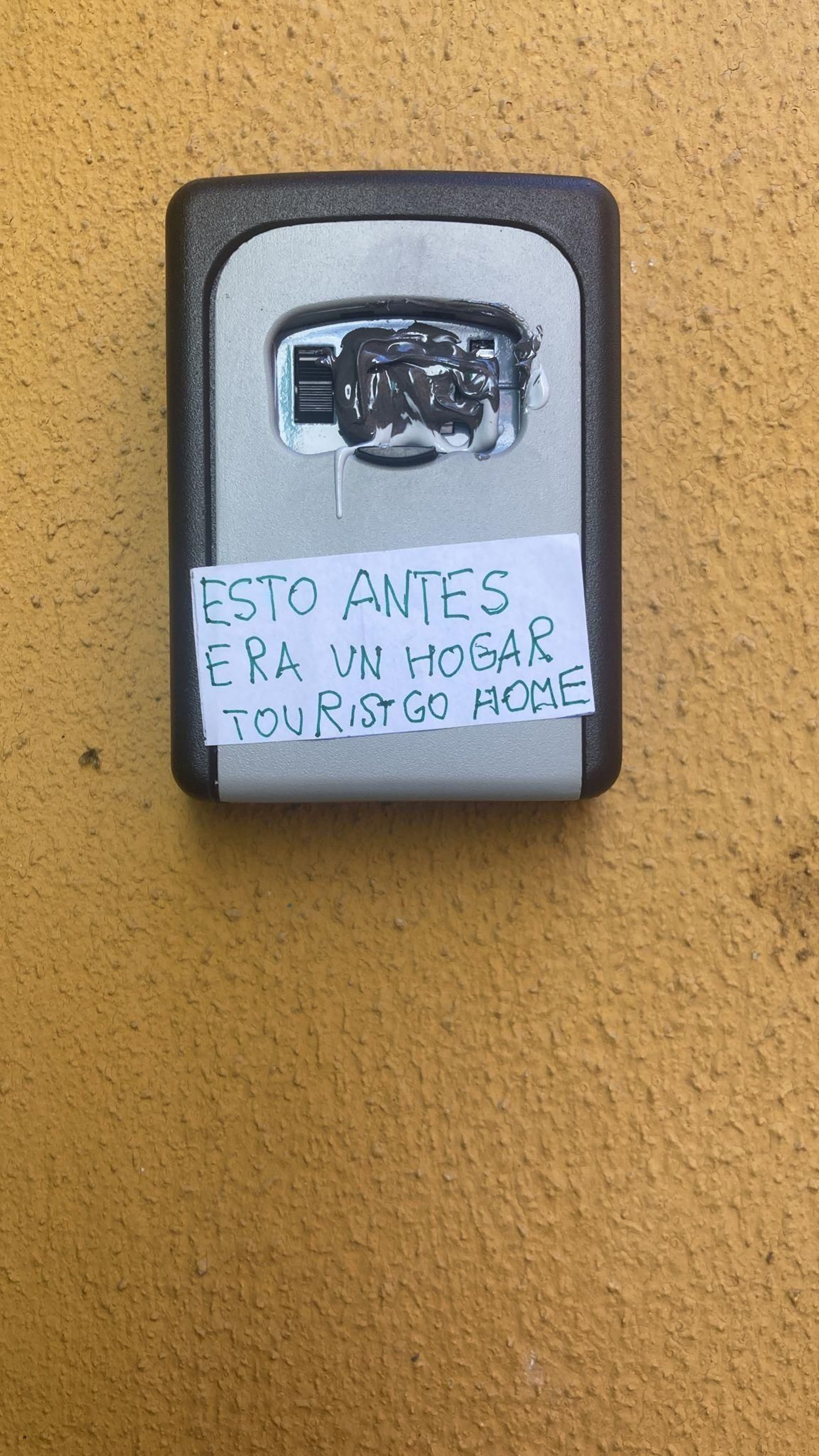 La silicona y el pegamento impiden el uso de las llaves y la entrada a los pisos turísticos.