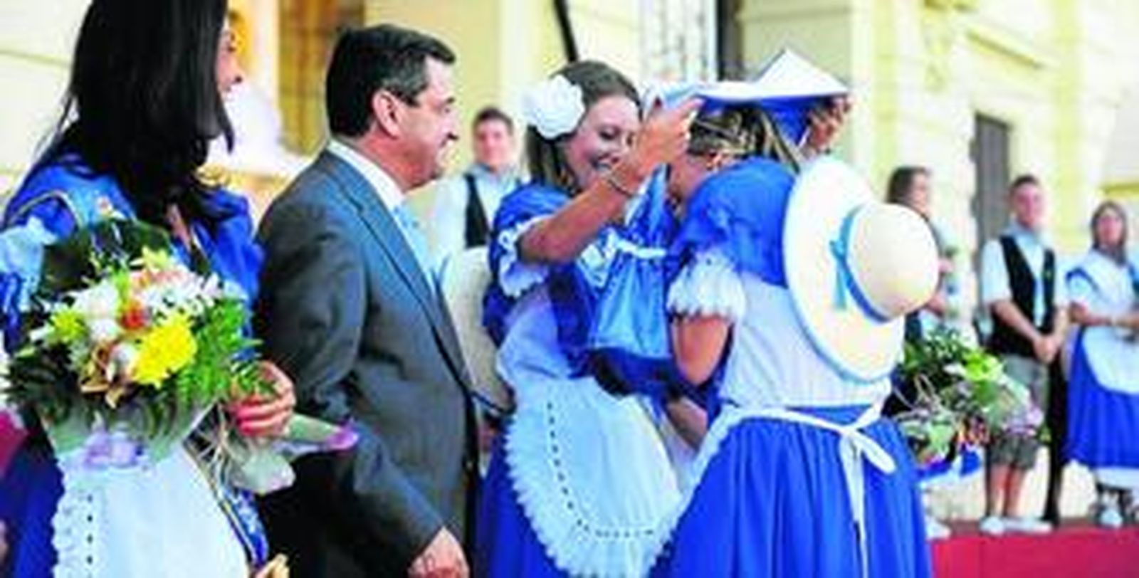 La salinera mayor impone la banda a una de las salineras de su corte, junto al alcalde.