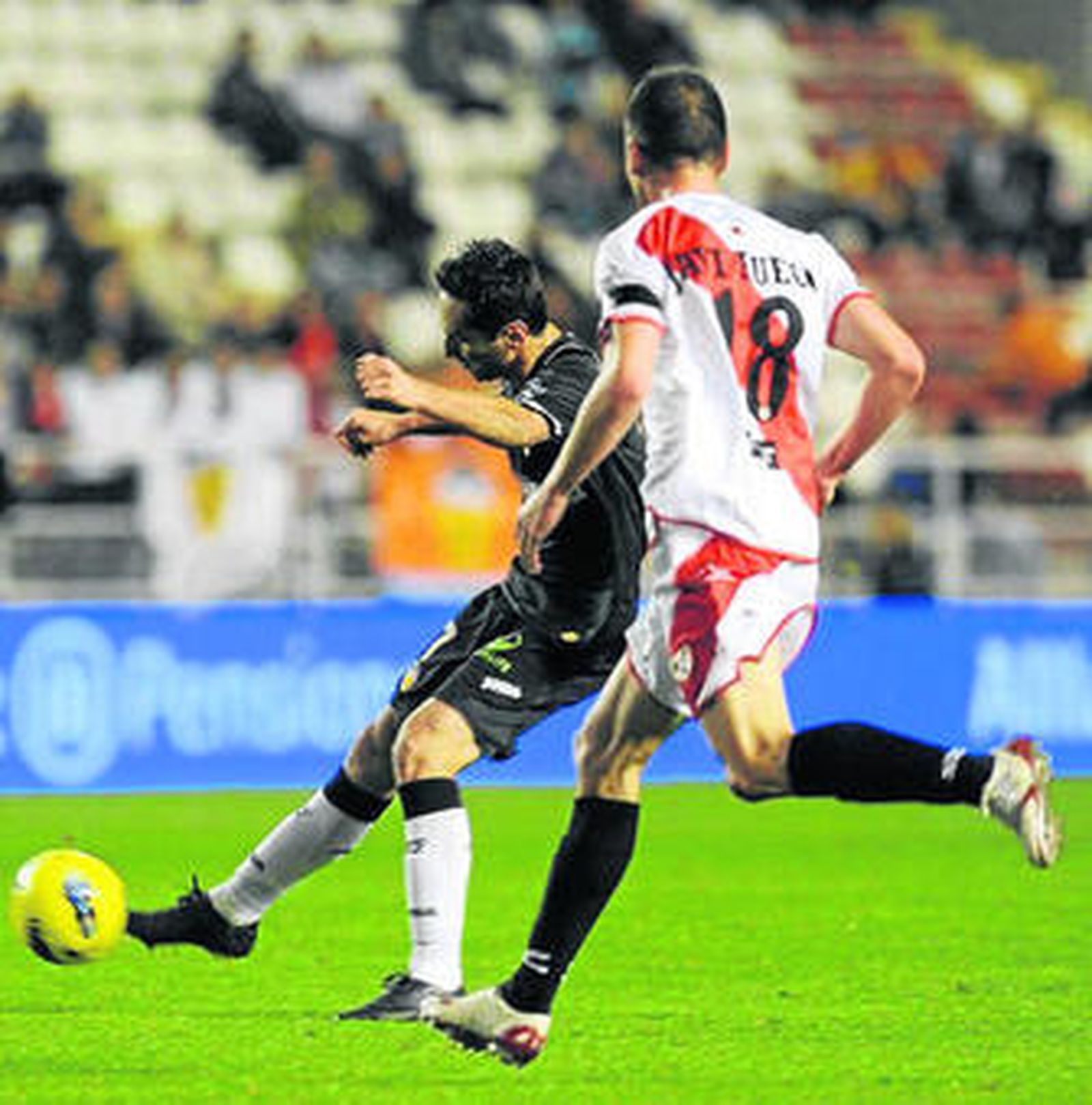 Jonas dispara para anotar el primer gol del Valencia.