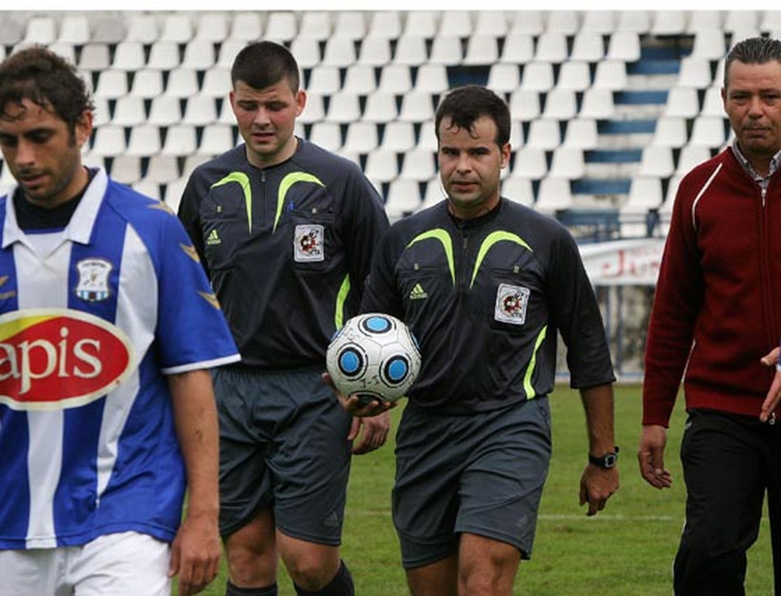 El colegiado Alegre Oliva fue protestado por los aficionados locales. 

Foto: Vanesa Lobo