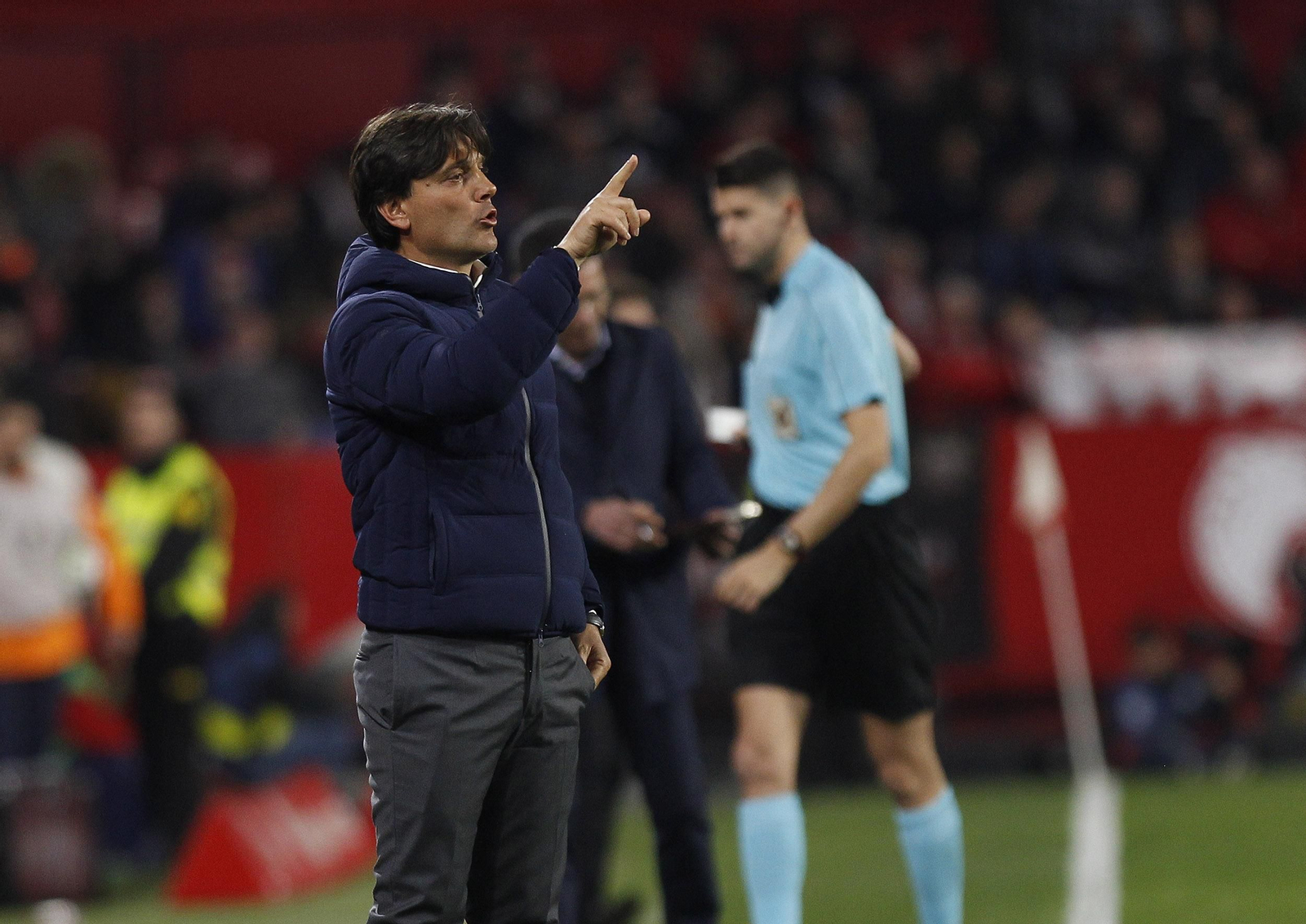 Vincenzo Montella se dirige a sus jugadores desde la zona técnica en el encuentro de ayer.