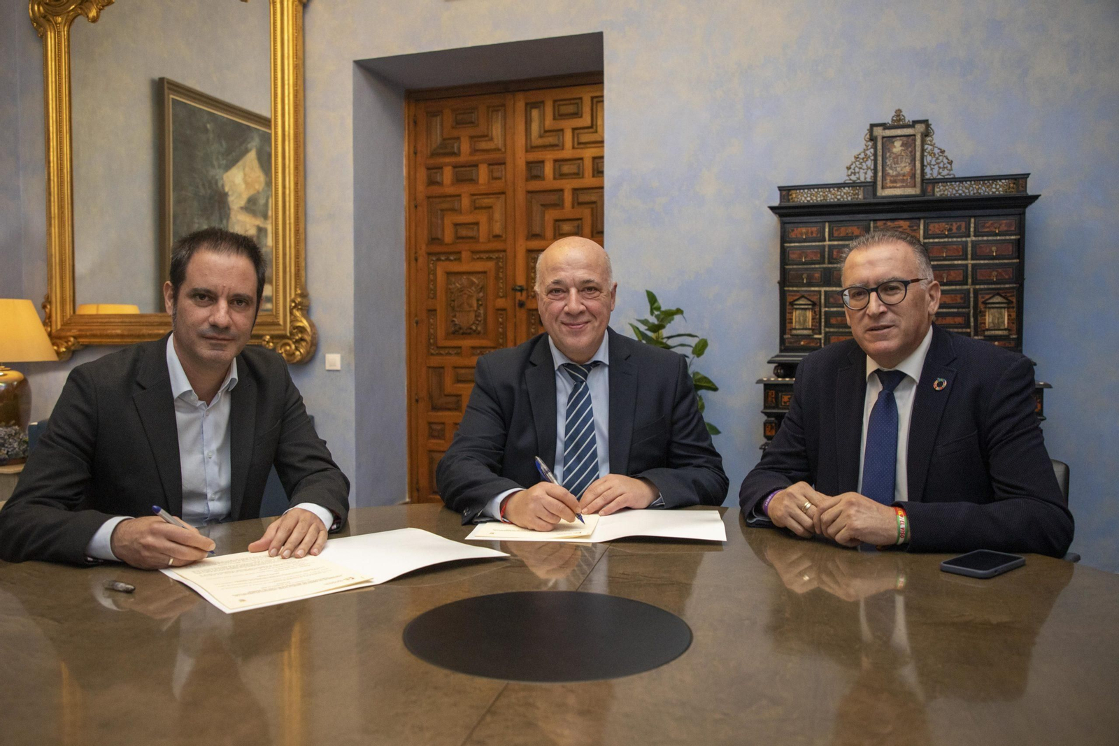 Un momento de la firma del acuerdo. Un momento de la firma del acuerdo.