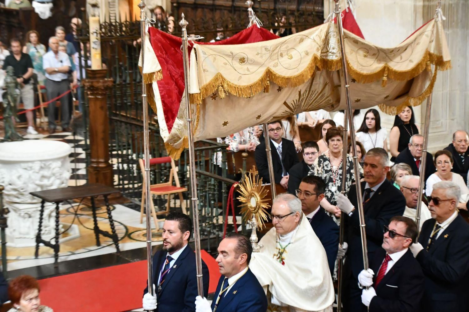 El Santísimo Sacramento llena de esperanza el corazón de los fieles jiennenses, en imágenes