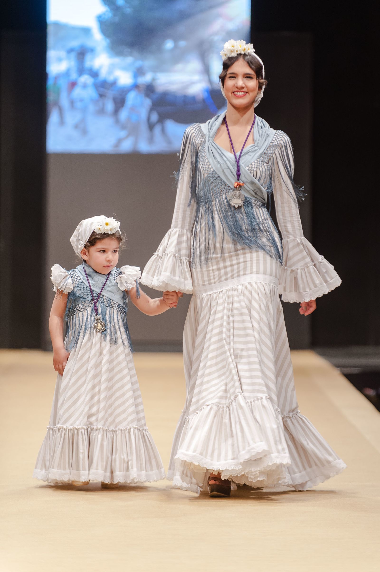 El desfile benéfico para la Hermandad del Rocío, en imágenes