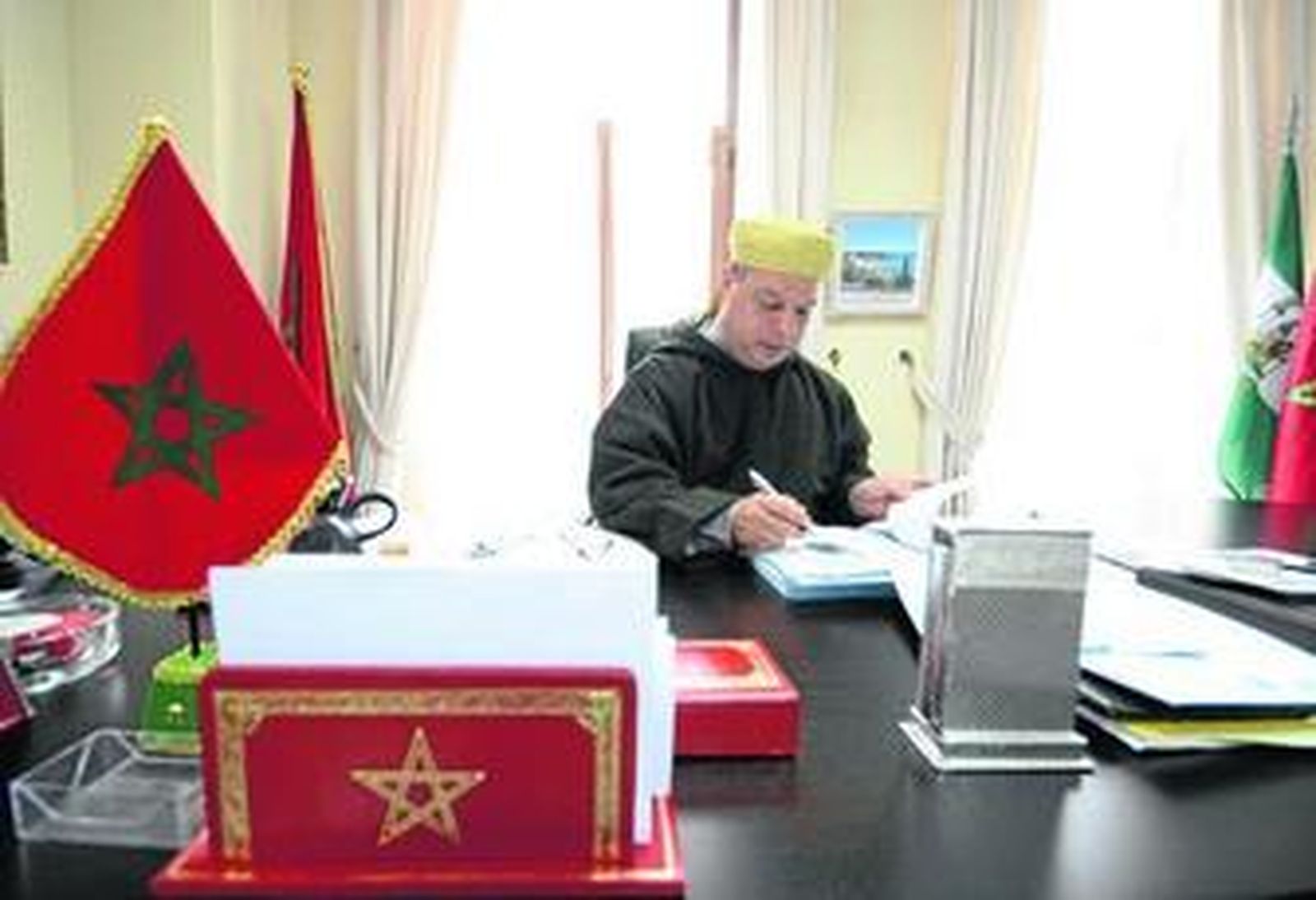 El nuevo cónsul de Marruecos en Algeciras, Abdelfatah Lebbar, en sus dependencias.