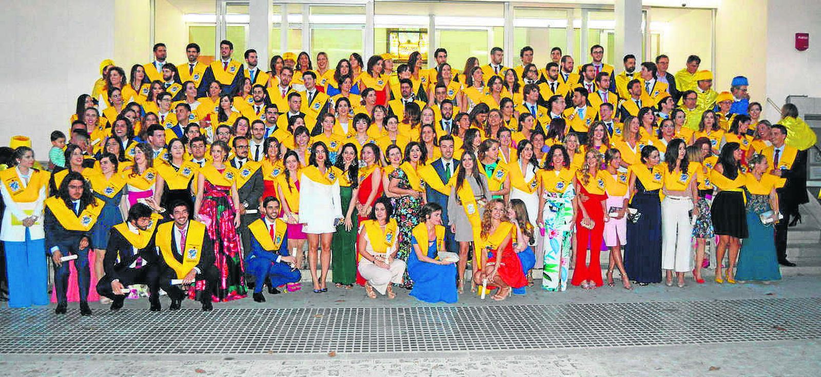 El grupo de egresados de la promoción de Medicina 2012-2018, tras finalizar el acto de graduación, en la escalinata de la Facultad de Medicina.
