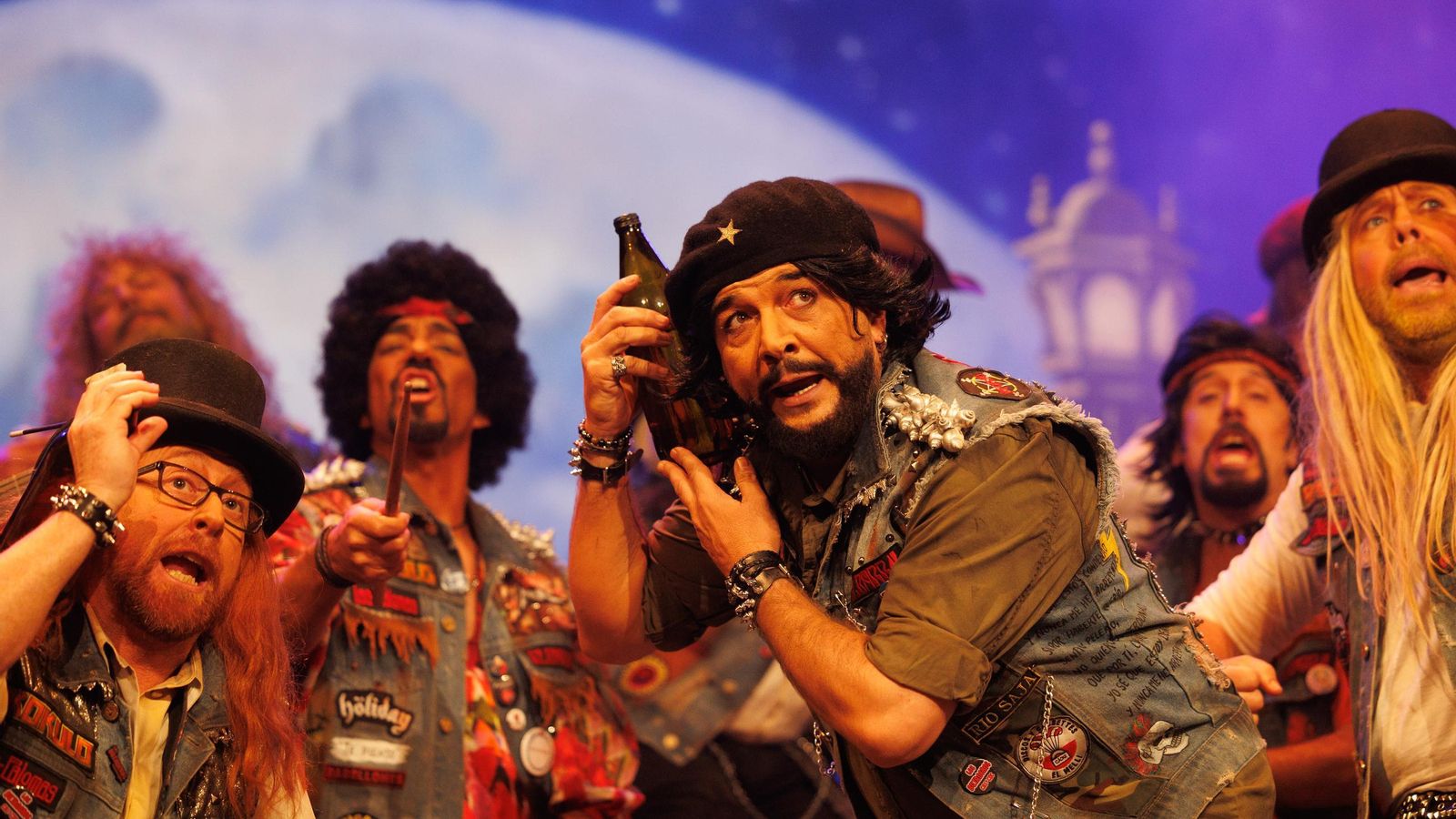 Búscate entre las mejores imágenes de la final del COAC 2025 del Carnaval de Cádiz