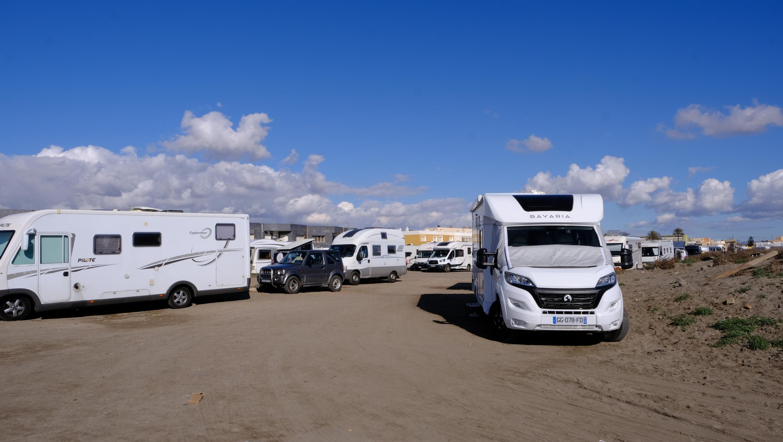 Imágenes de las caravanas estacionadas en el Parque Natural Cabo de Gata-Níjar