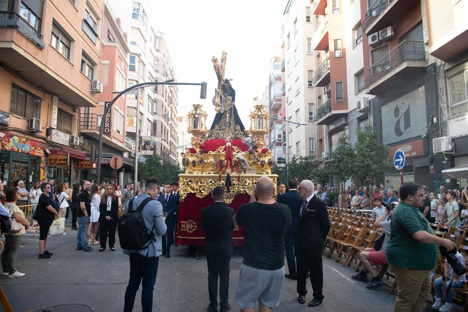 El pueblo de Jaén abraza con solemnidad a El Abuelo en la Magna, en imágenes